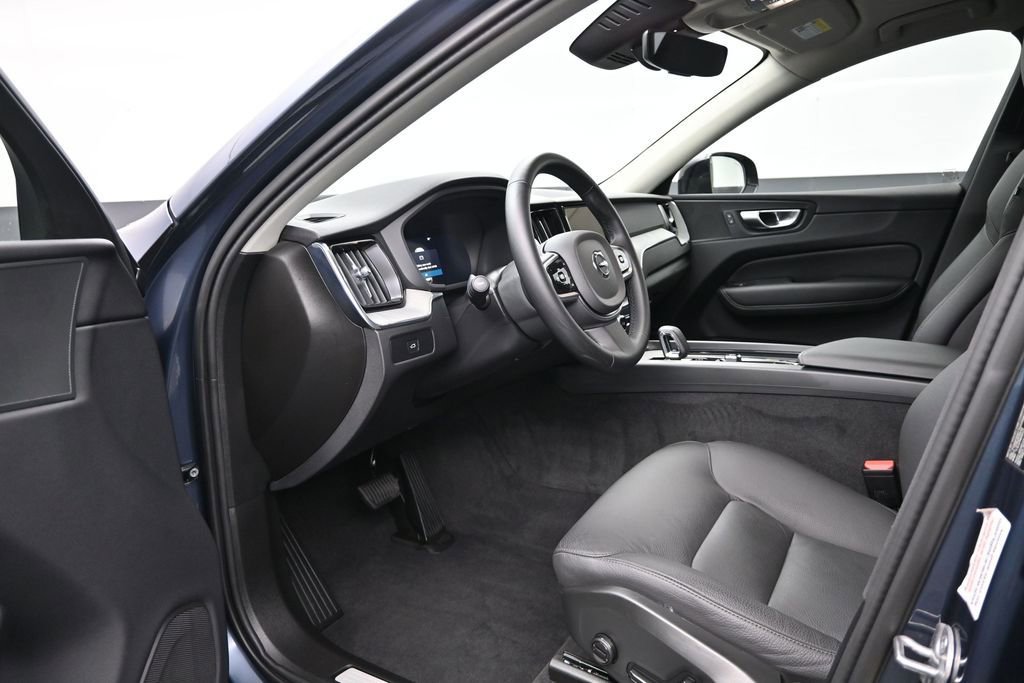 Used 2025 Volvo XC60 B5 Plus AWD/4WD image 9