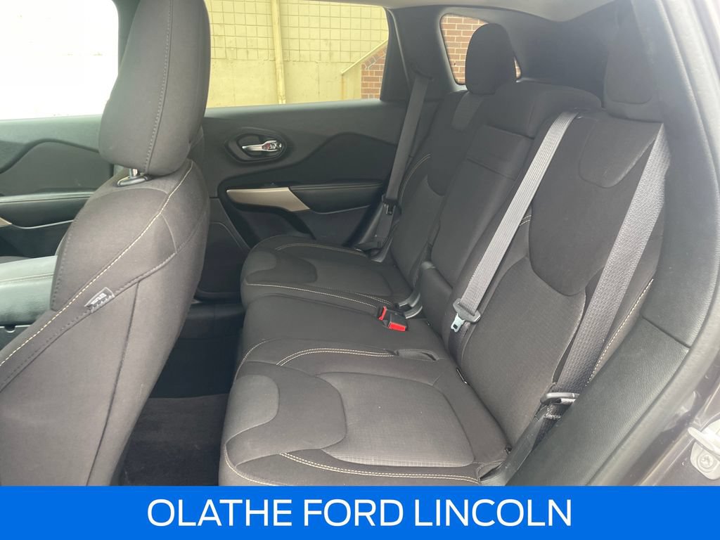 Used 2017 Jeep Cherokee Latitude FWD image 22