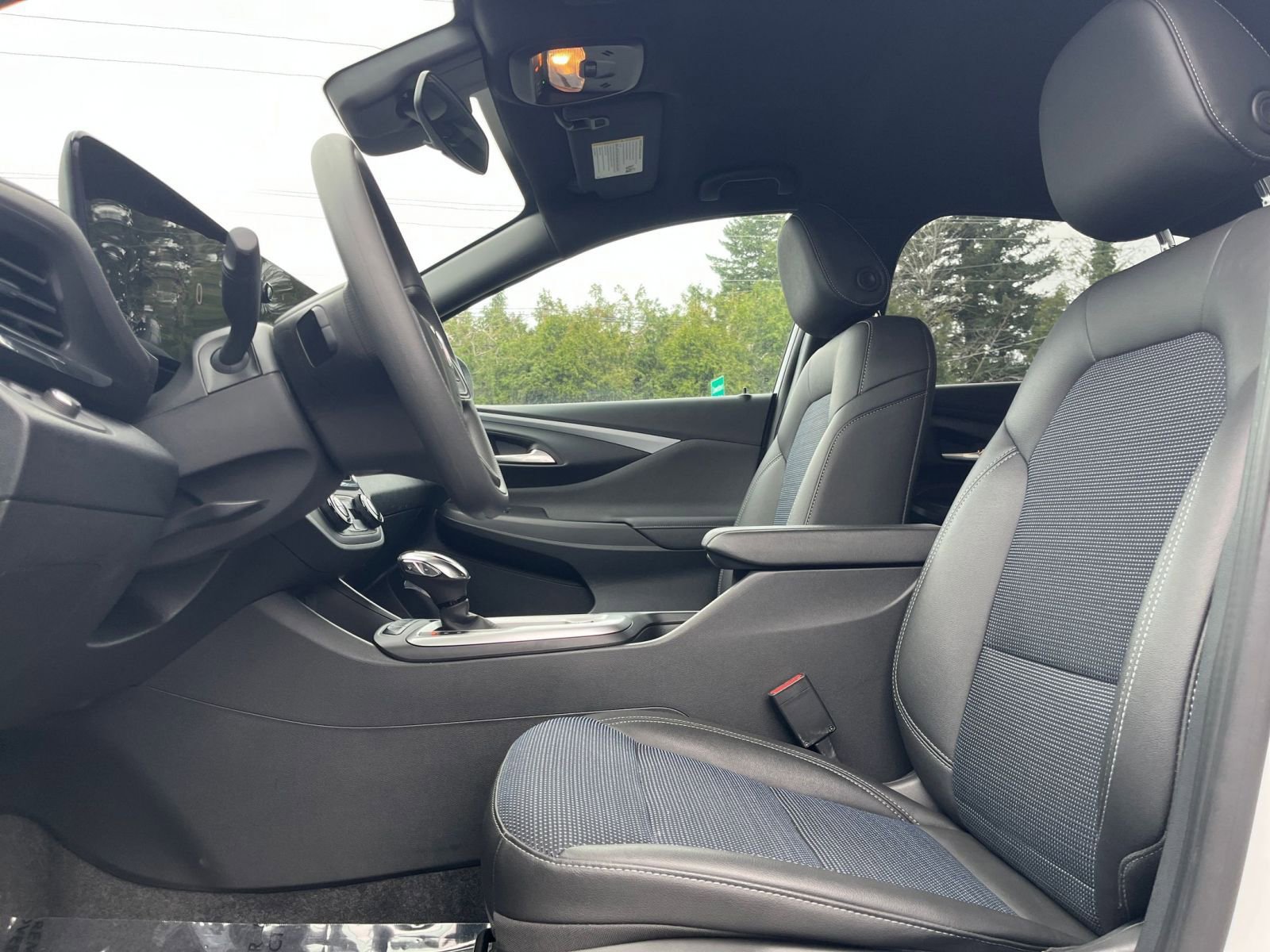 Used 2025 Buick Envista Preferred image 27