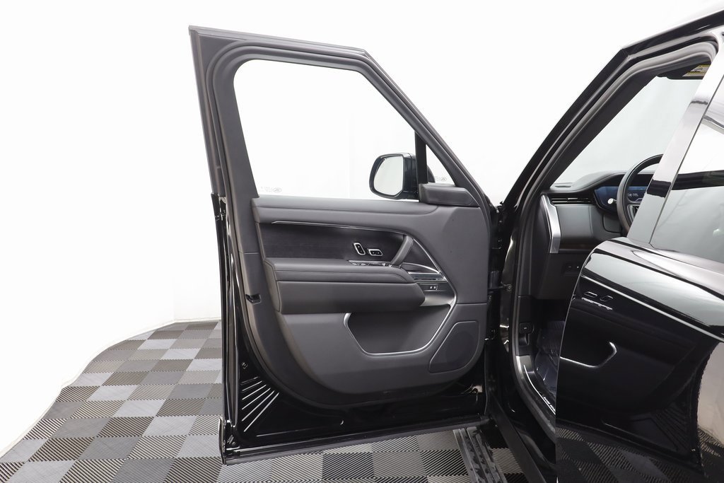 New 2025 Land Rover Range Rover SE image 5
