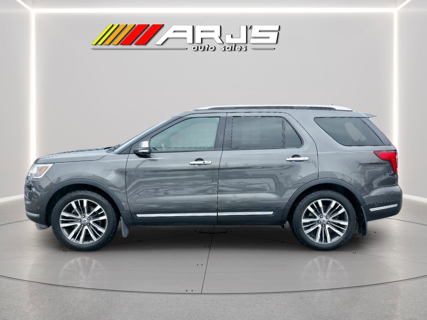 Used 2018 Ford Explorer Platinum image 2