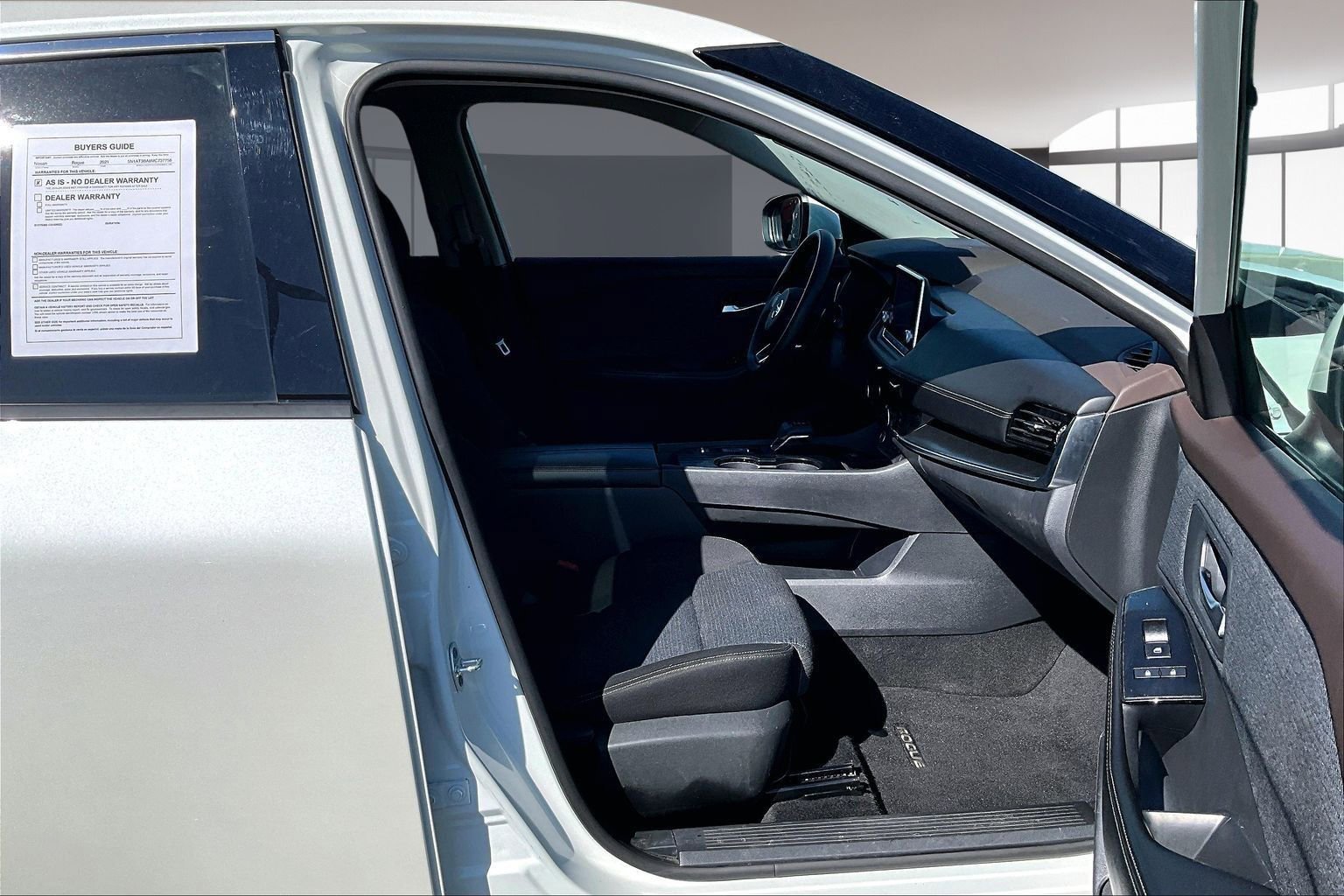 Used 2021 Nissan Rogue SV image 29