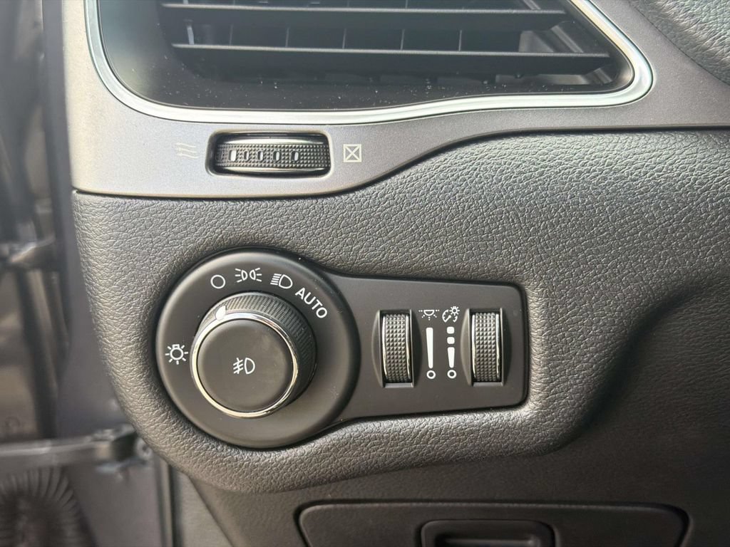 Used 2020 Jeep Cherokee Latitude Plus w/ Cold Weather Group AWD/4WD image 12
