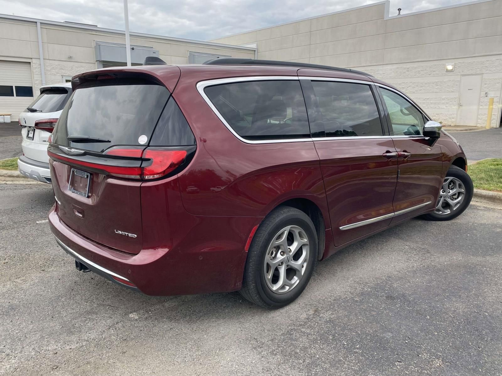 Used 2023 Chrysler Pacifica Limited w/ Uconnect Theater Family Group FWD image 7
