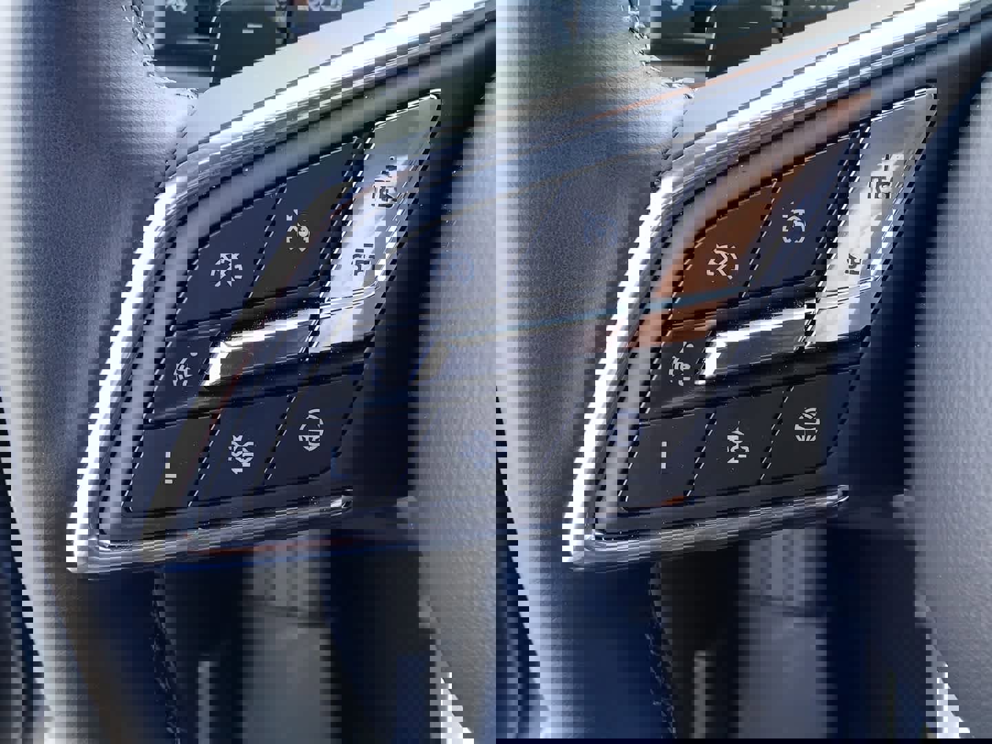 Used 2025 Buick Enclave Avenir w/ Super Cruise Package image 35