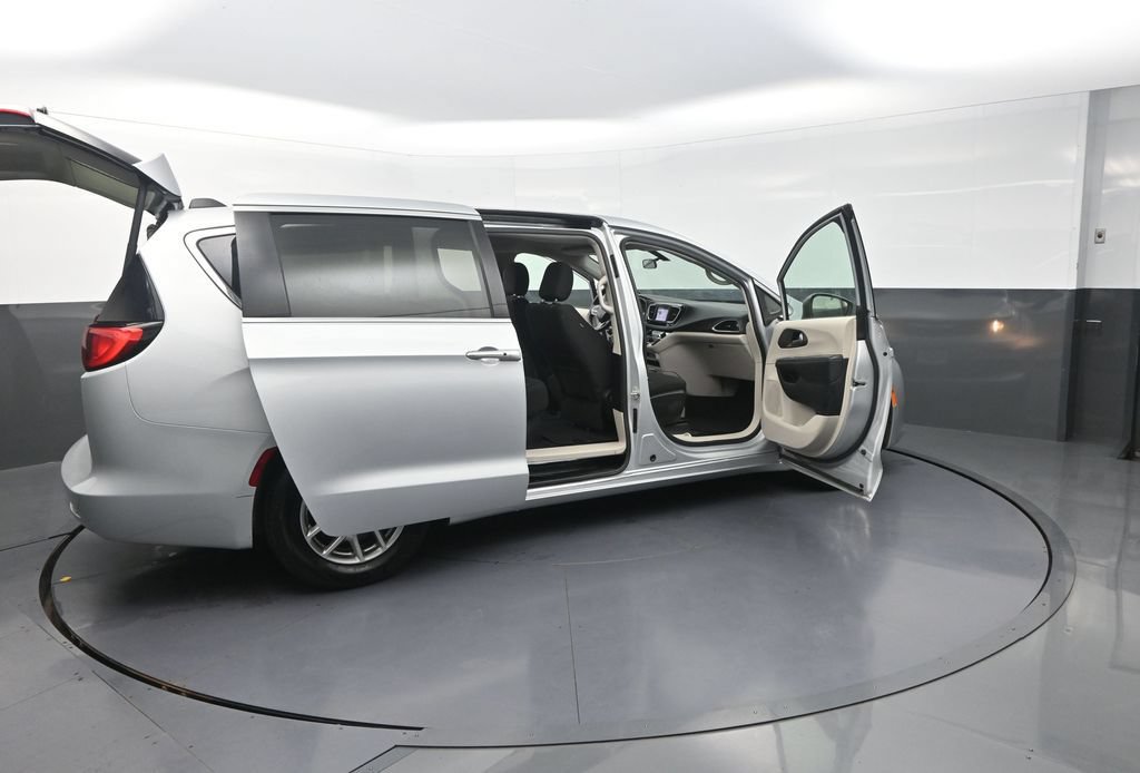 Used 2022 Chrysler Voyager LX FWD image 37