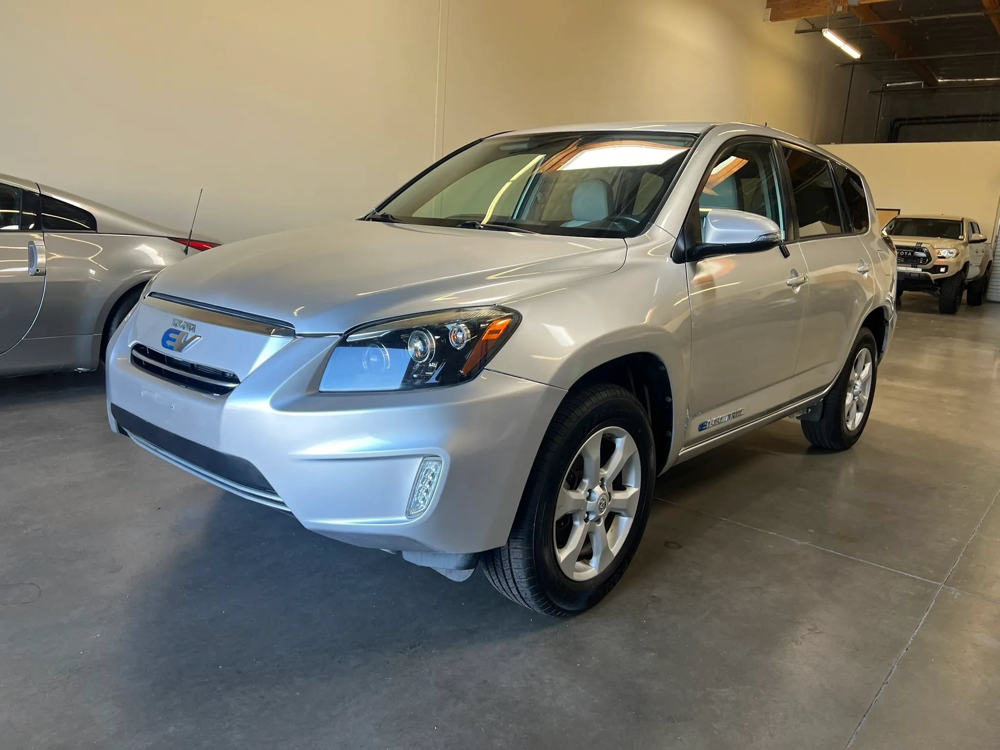 Used 2014 Toyota RAV4 EV FWD image 1