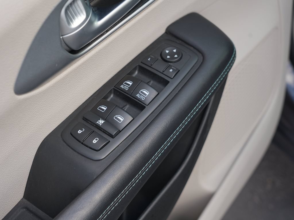 Used 2017 Chrysler Pacifica Touring Plus FWD image 16