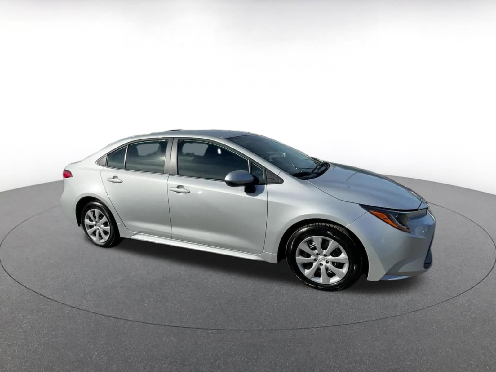 Used 2025 Toyota Corolla LE image 2