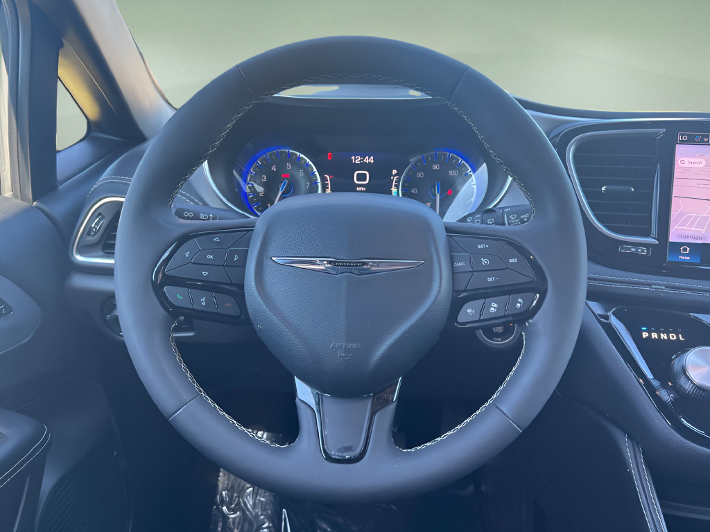 Used 2025 Chrysler Pacifica Limited FWD image 19