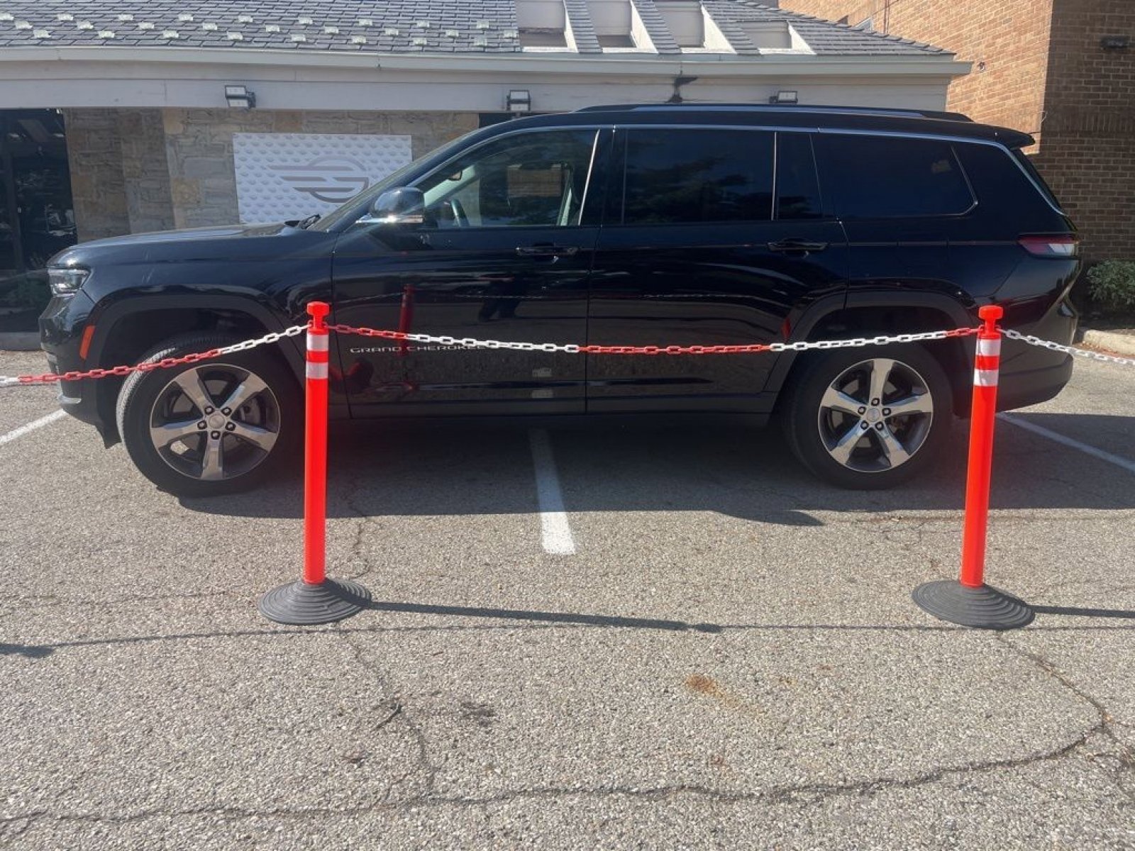 Used 2022 Jeep Grand Cherokee L Limited AWD/4WD image 5
