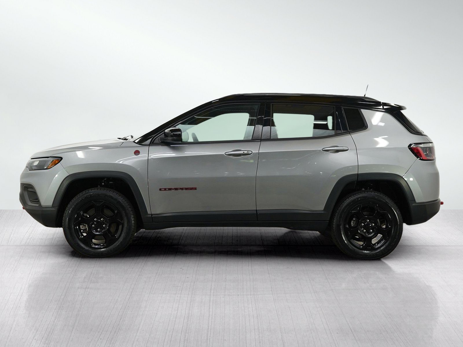 Used 2023 Jeep Compass Trailhawk w/ Trailhawk Convenience Group AWD/4WD image 2