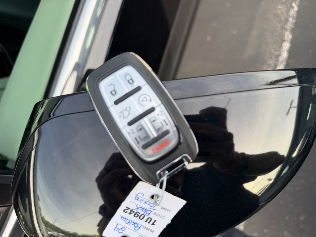 Used 2024 Chrysler Pacifica Touring-L FWD image 32
