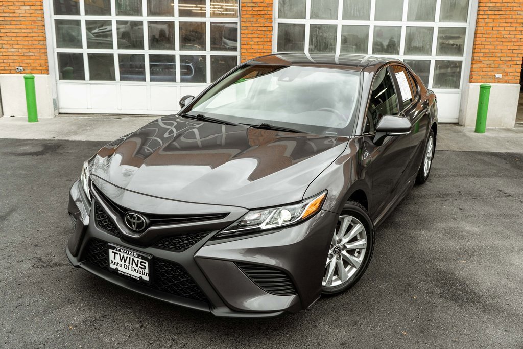 Used 2020 Toyota Camry SE image 2