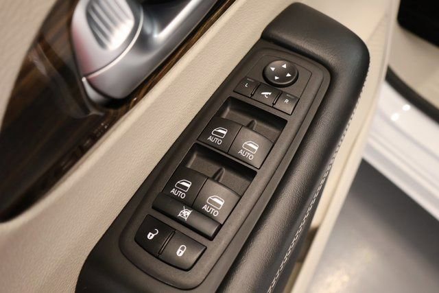 Used 2023 Chrysler Pacifica Limited FWD image 10
