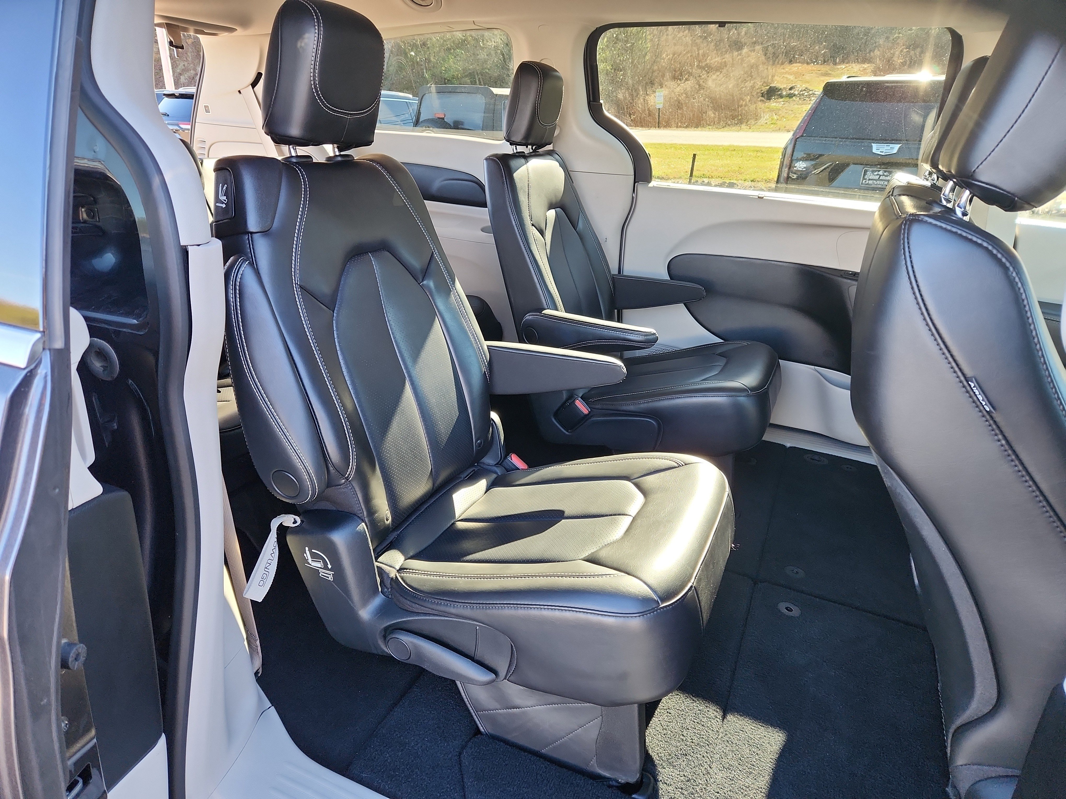 Used 2023 Chrysler Pacifica Touring-L image 31