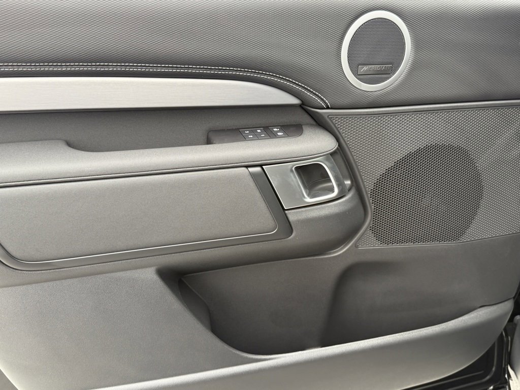 New 2025 Land Rover Discovery Dynamic SE image 8