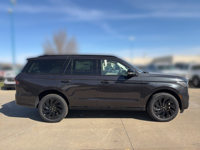 New 2026 Lincoln Navigator Reserve w/ Jet Appearance Package AWD/4WD image 4