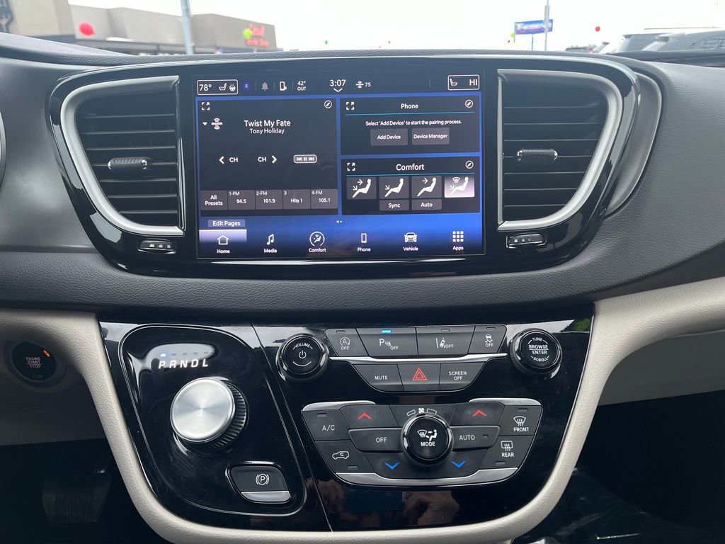 Used 2024 Chrysler Pacifica Touring-L image 26