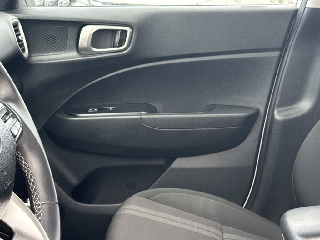 Used 2025 Hyundai Venue SEL FWD image 20