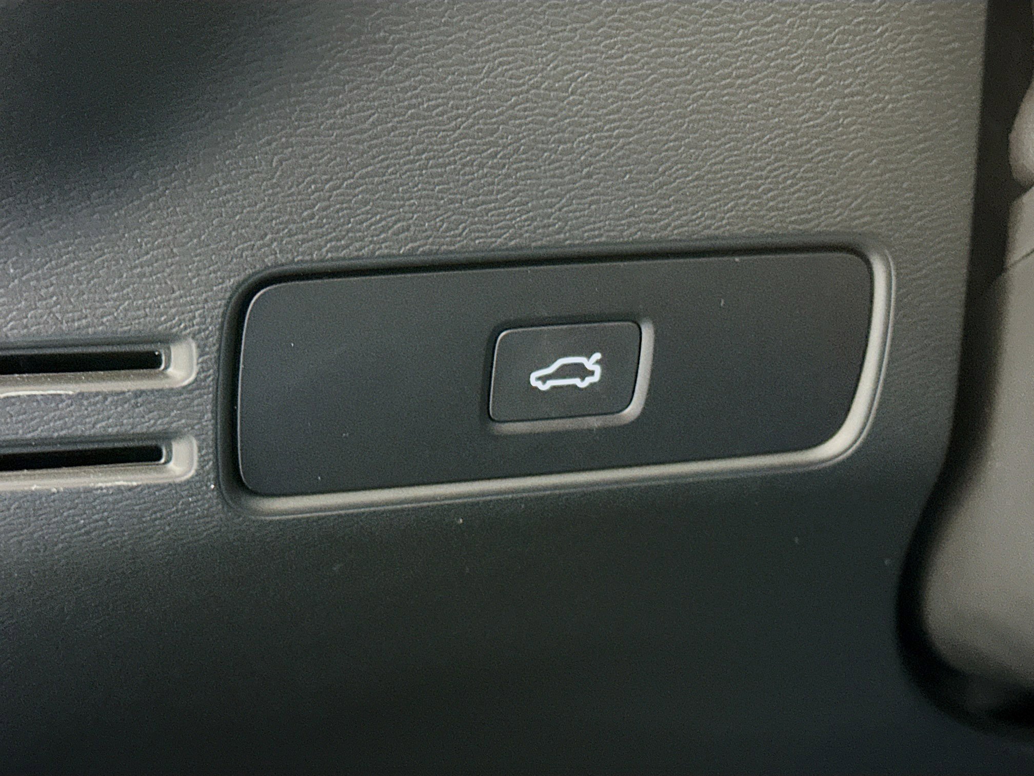 Used 2025 Volvo XC40 B5 Plus image 17