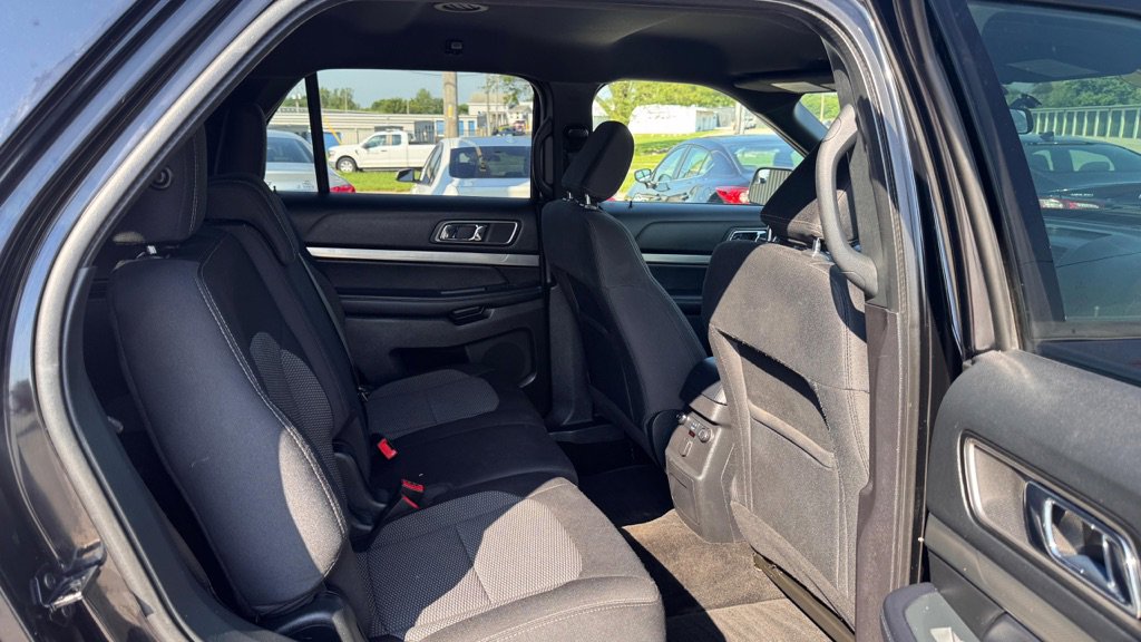 Used 2018 Ford Explorer XLT AWD/4WD image 18