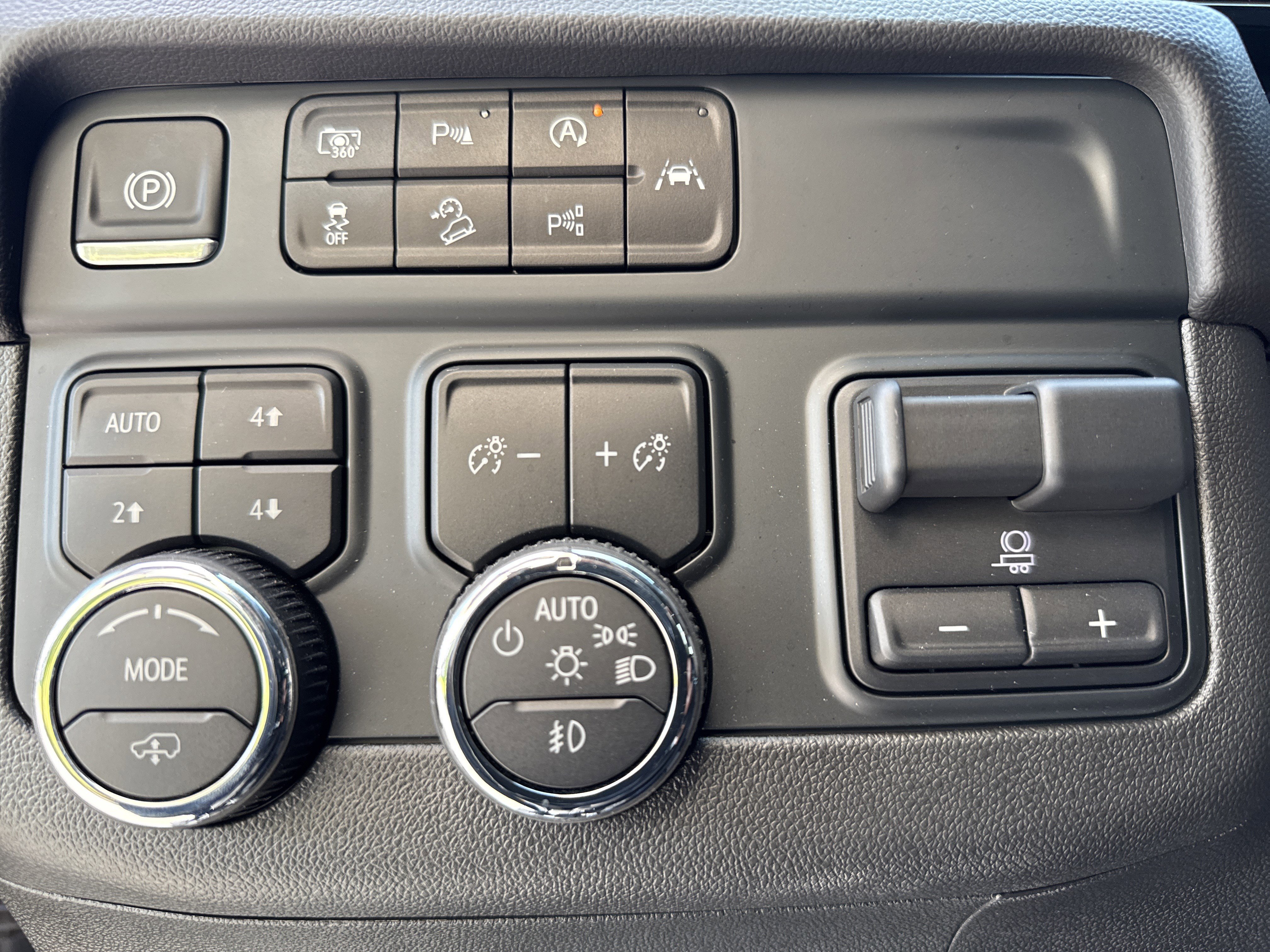 Used 2025 Chevrolet Tahoe High Country AWD/4WD image 19