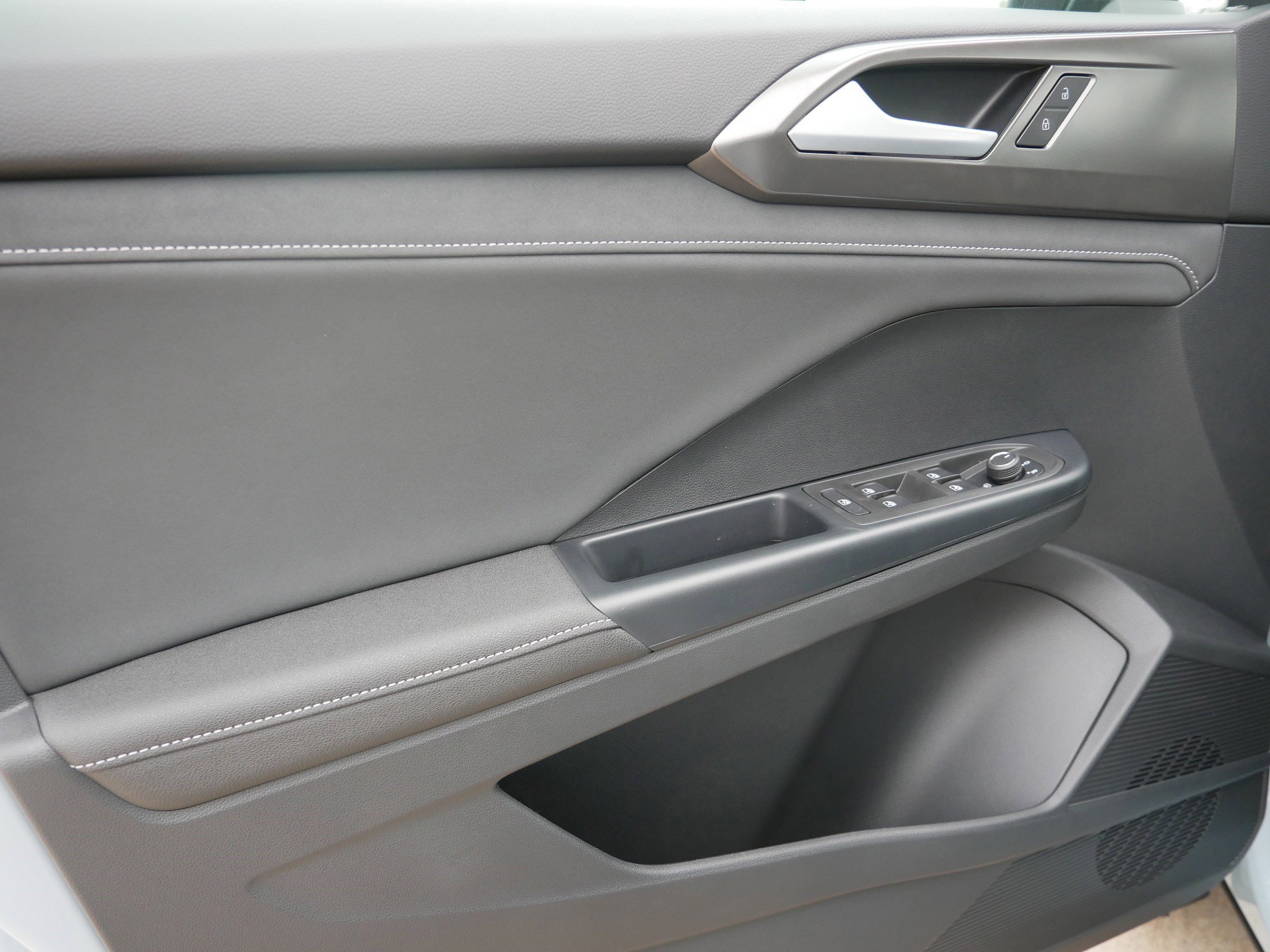 New 2025 Volkswagen Taos SE image 4