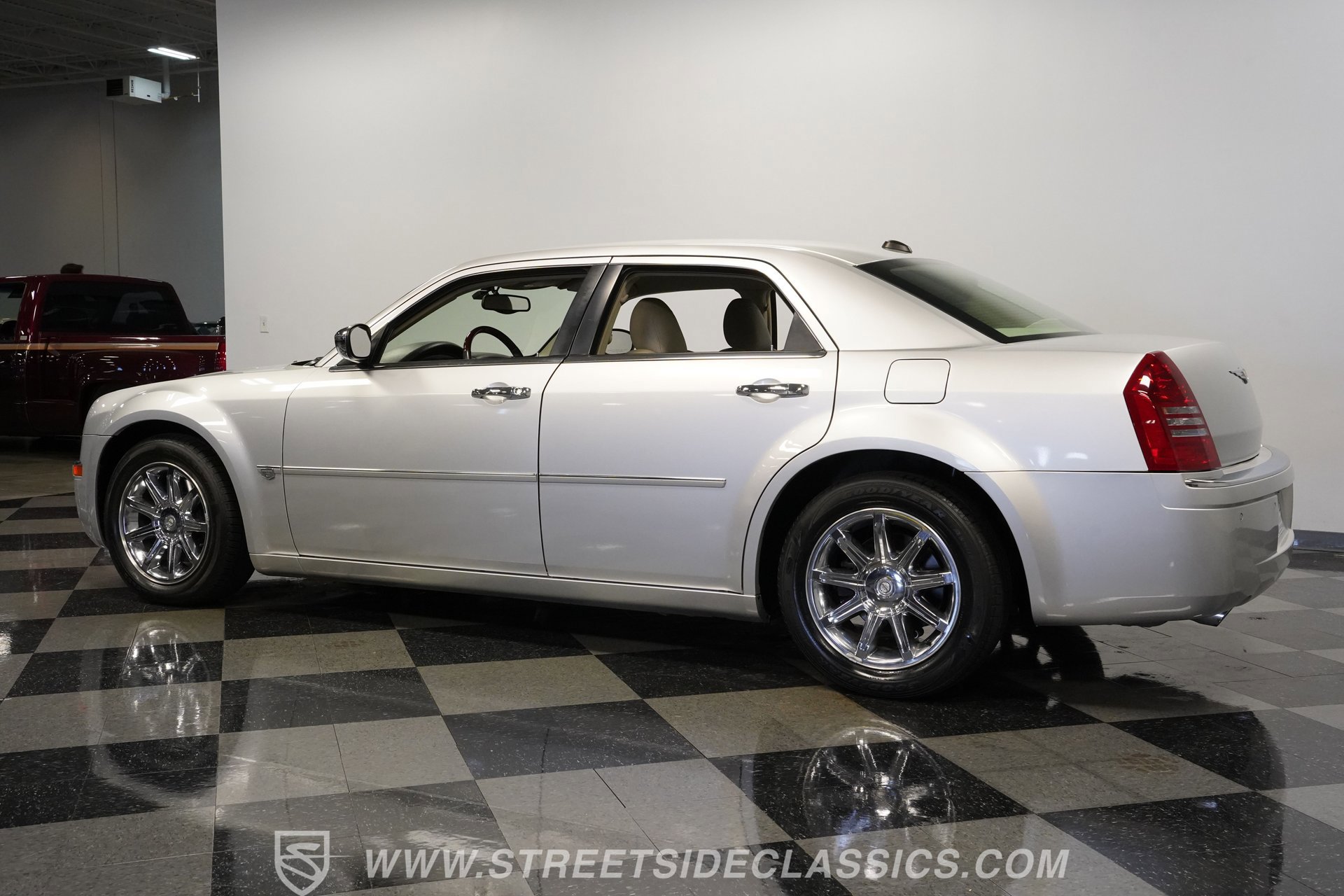 Used 2005 Chrysler 300 C w/ Navigation & Sound Group II image 8