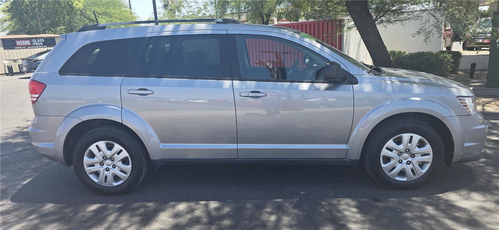 Used 2019 Dodge Journey SE FWD image 4