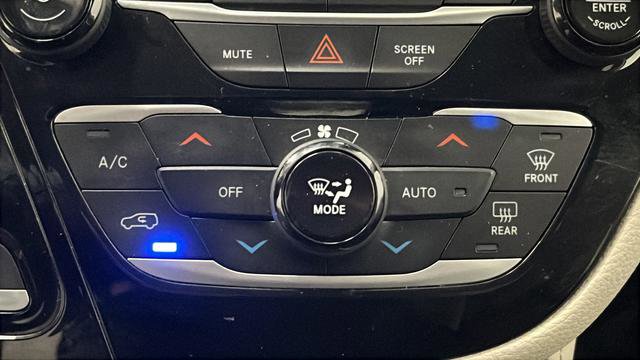 Used 2023 Chrysler Pacifica Limited w/ Uconnect Theater Family Group FWD image 18