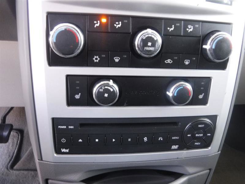 Used 2009 Chrysler Town & Country Touring image 35