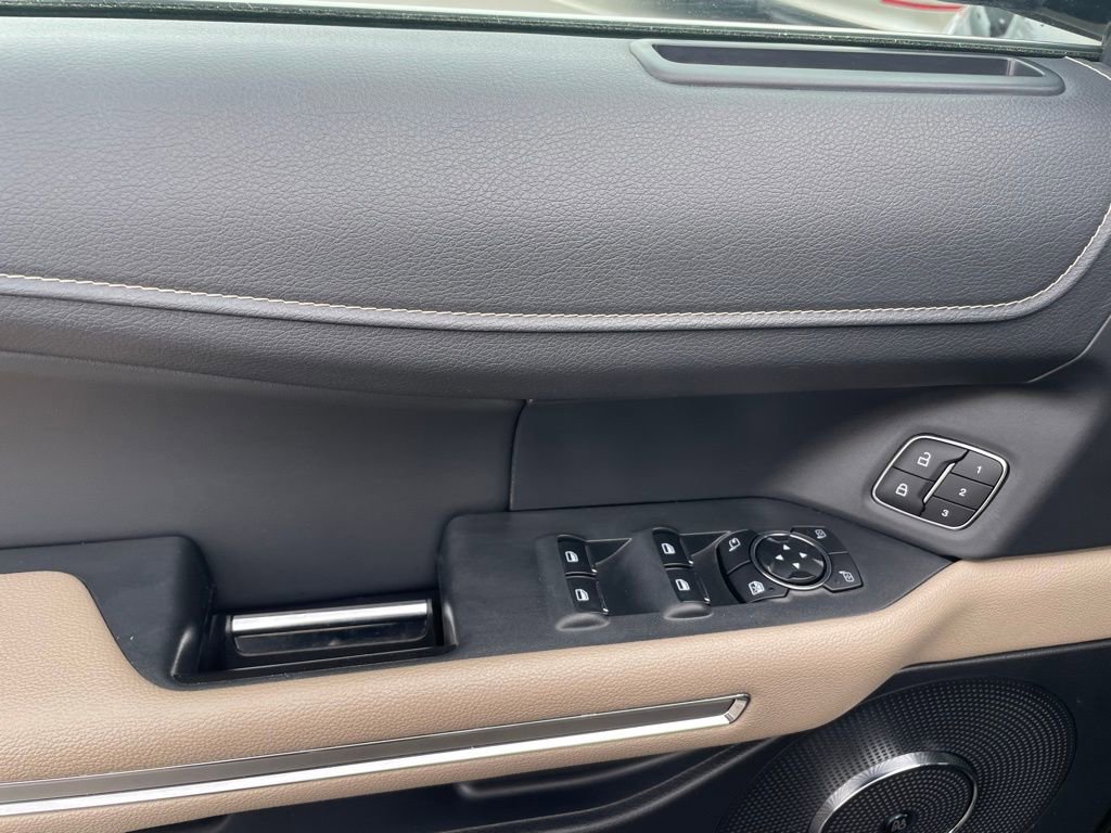 Used 2024 Ford Expedition Limited AWD/4WD image 12