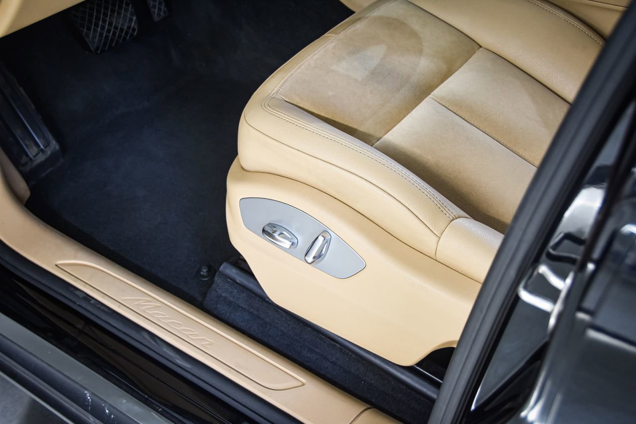 Certified 2018 Porsche Macan image 13