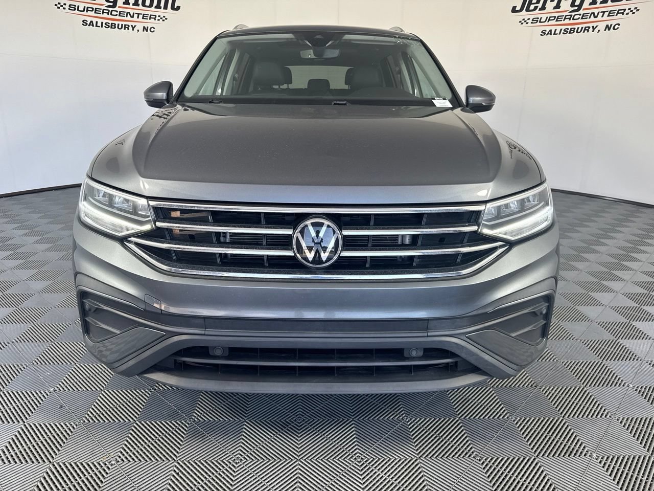 Used 2023 Volkswagen Tiguan SE w/ Panoramic Sunroof Package AWD/4WD image 5