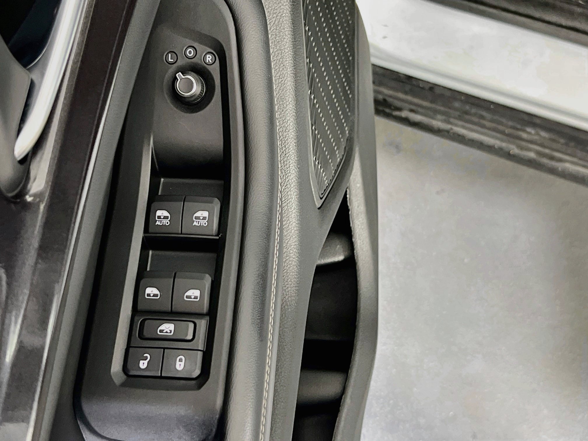 Used 2023 Jeep Grand Cherokee Laredo w/ Luxury Tech Group I AWD/4WD image 17