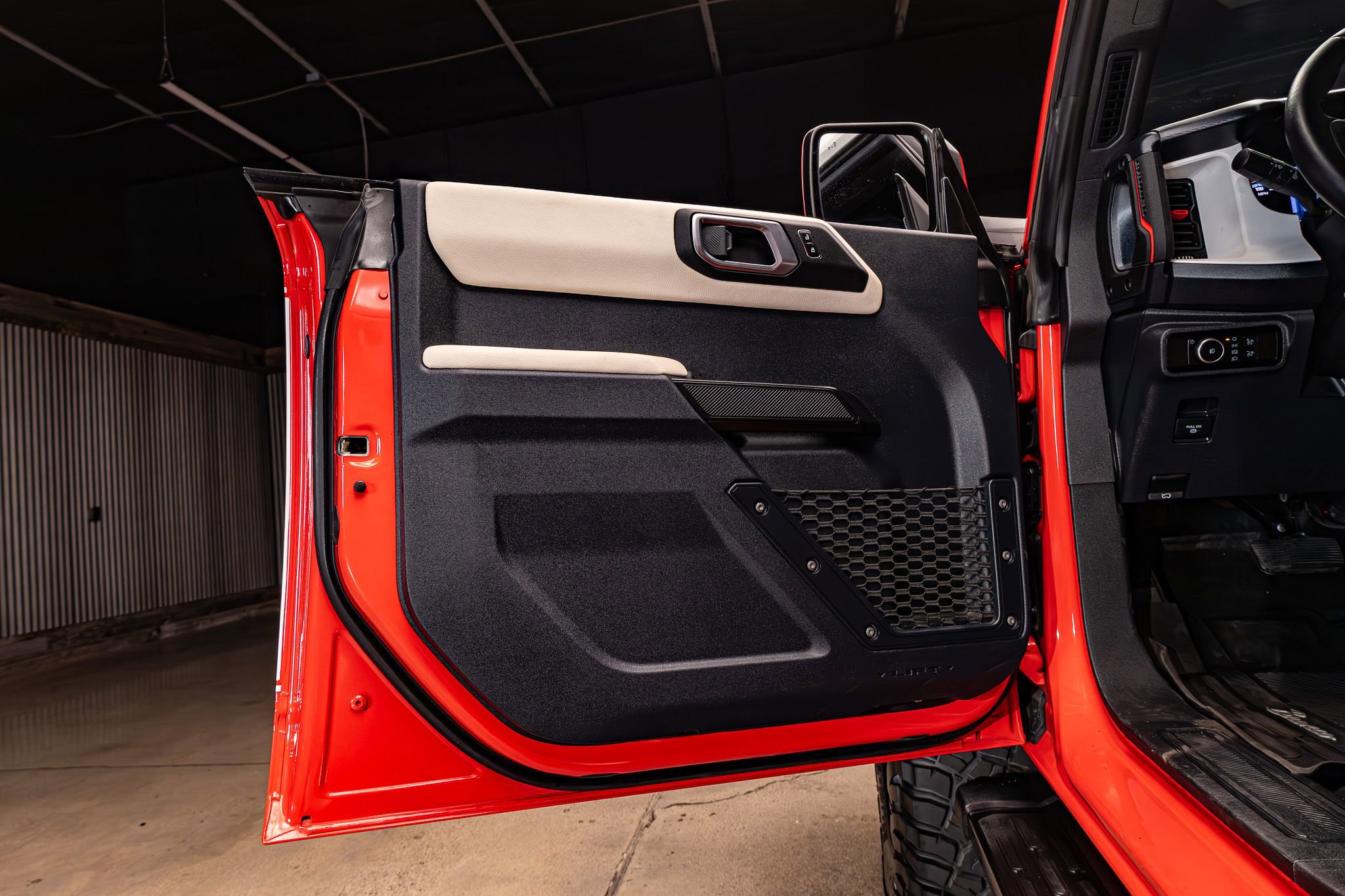 Used 2024 Ford Bronco Heritage Edition AWD/4WD image 25