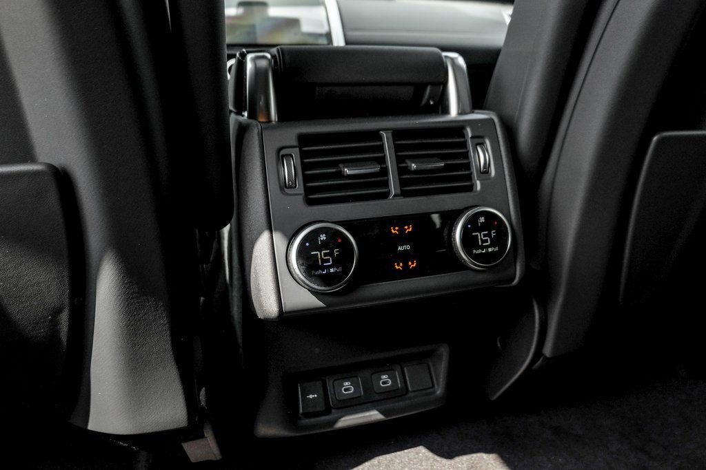 Used 2025 Land Rover Discovery Metropolitan Edition image 17