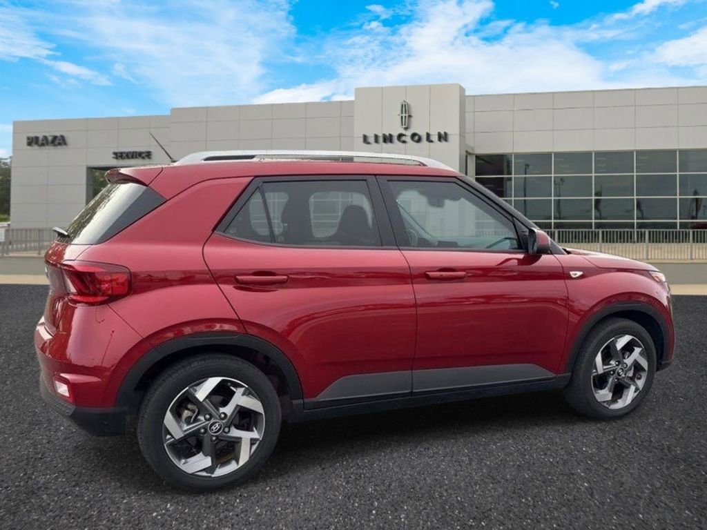 Used 2024 Hyundai Venue SEL image 3