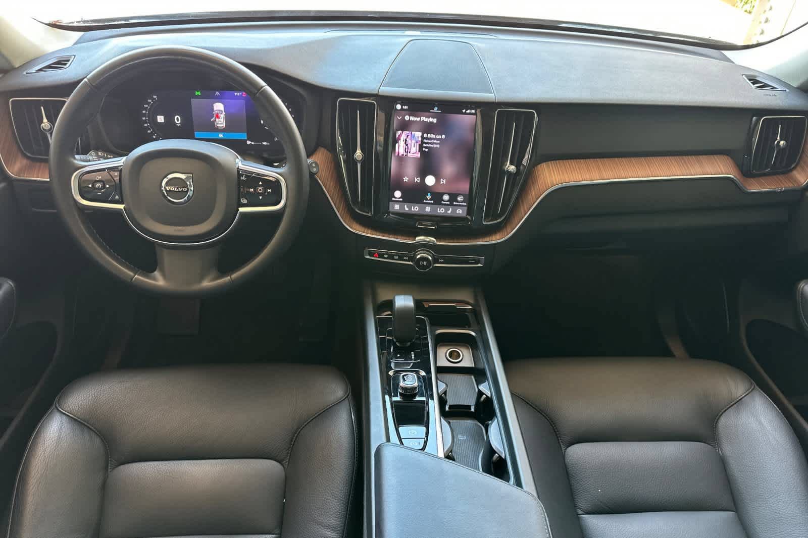 Used 2023 Volvo XC60 B5 Plus AWD/4WD video 3