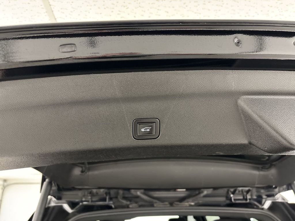 Used 2024 GMC Yukon SLT w/ SLT Luxury Package image 32