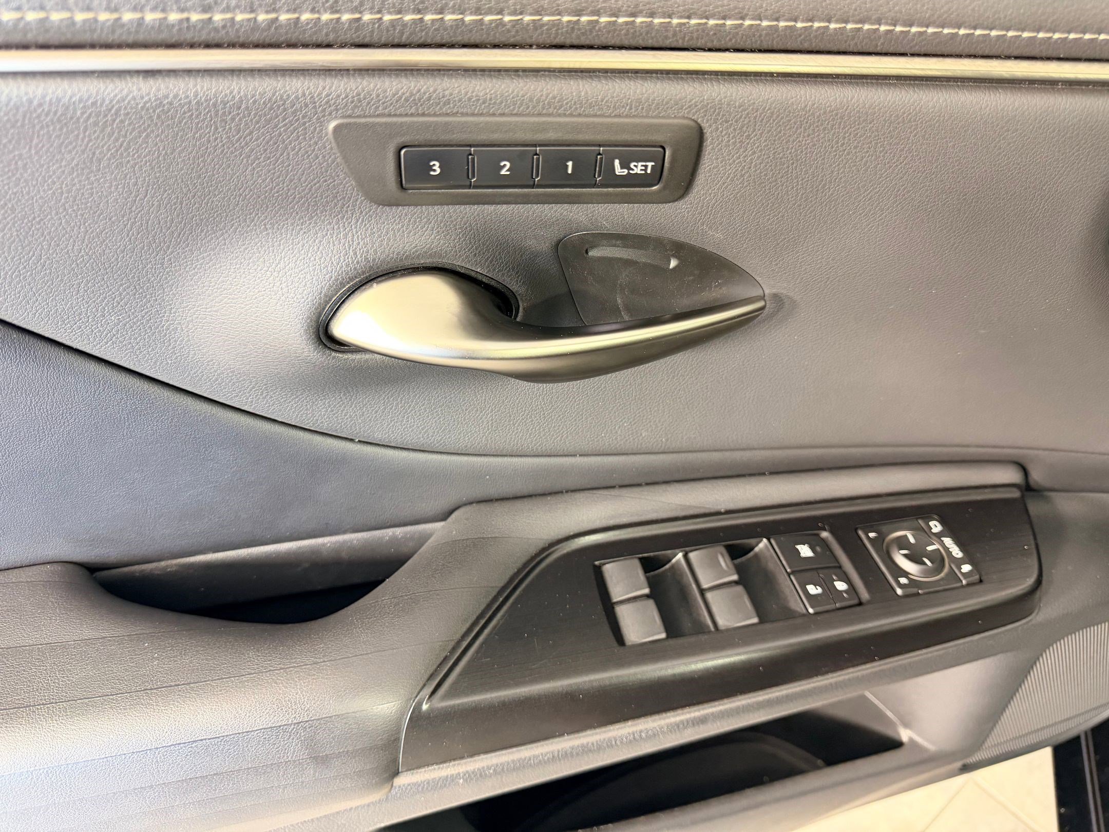 Used 2020 Lexus ES 300h w/ Luxury Package FWD image 23