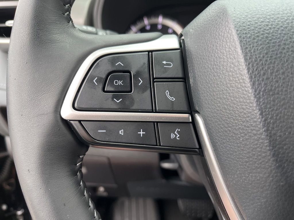 Used 2024 Toyota Highlander LE FWD image 21