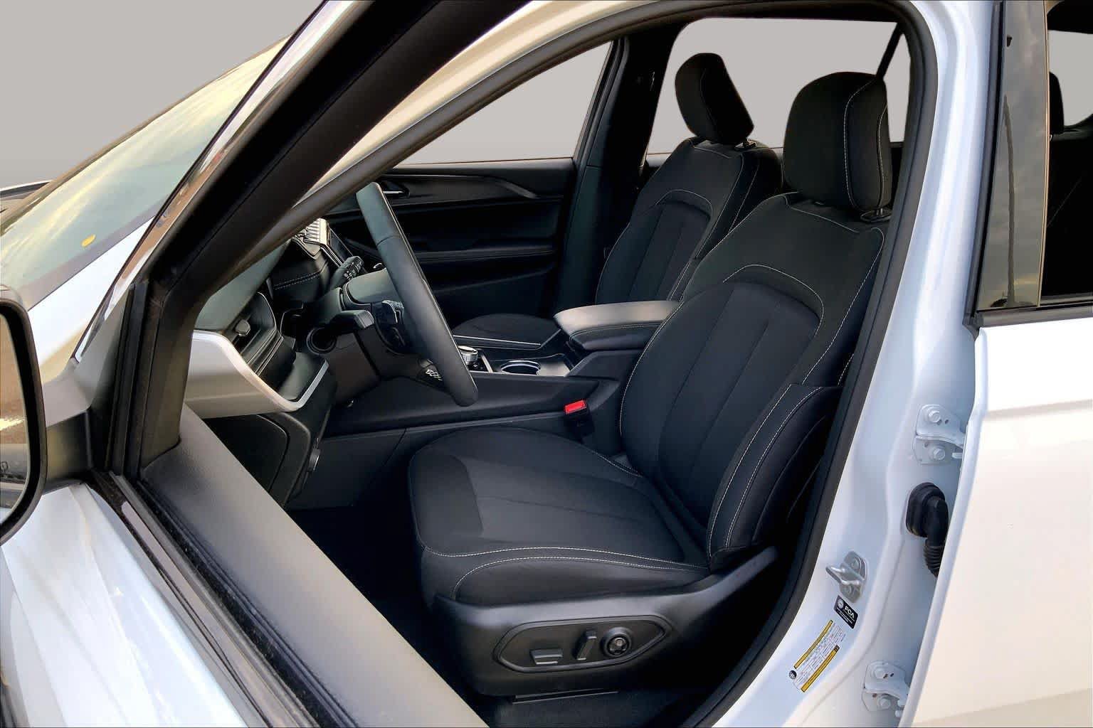 Used 2025 Jeep Grand Cherokee L Laredo RWD image 8
