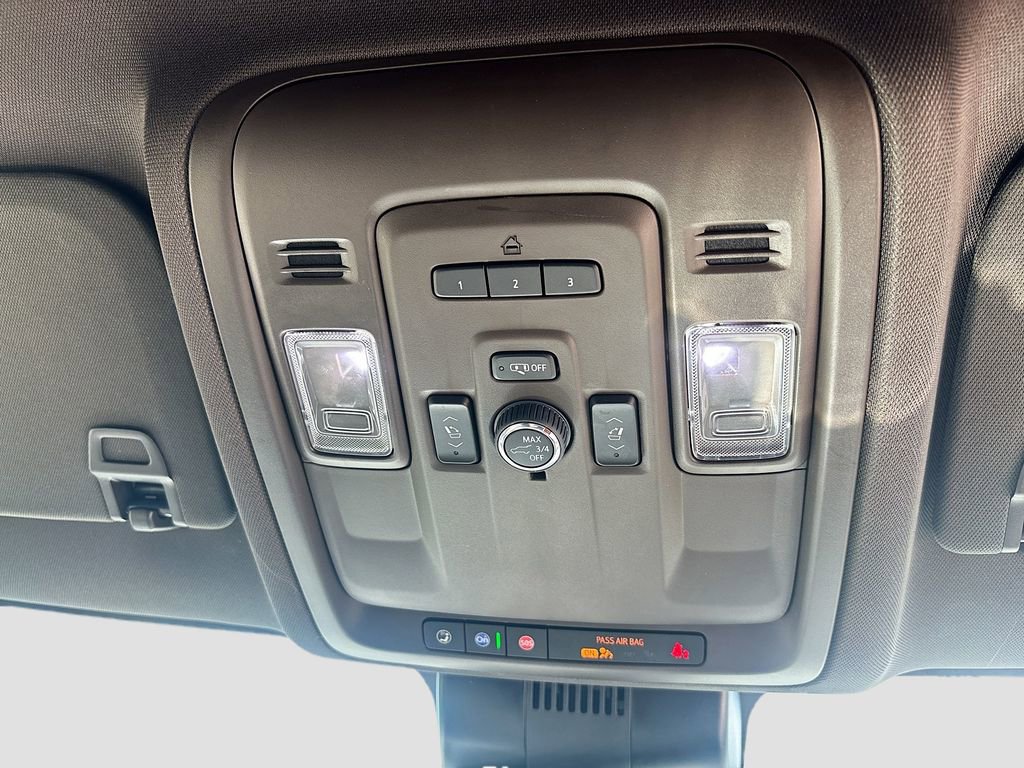 Used 2024 GMC Yukon XL SLT w/ SLT Luxury Package RWD image 39