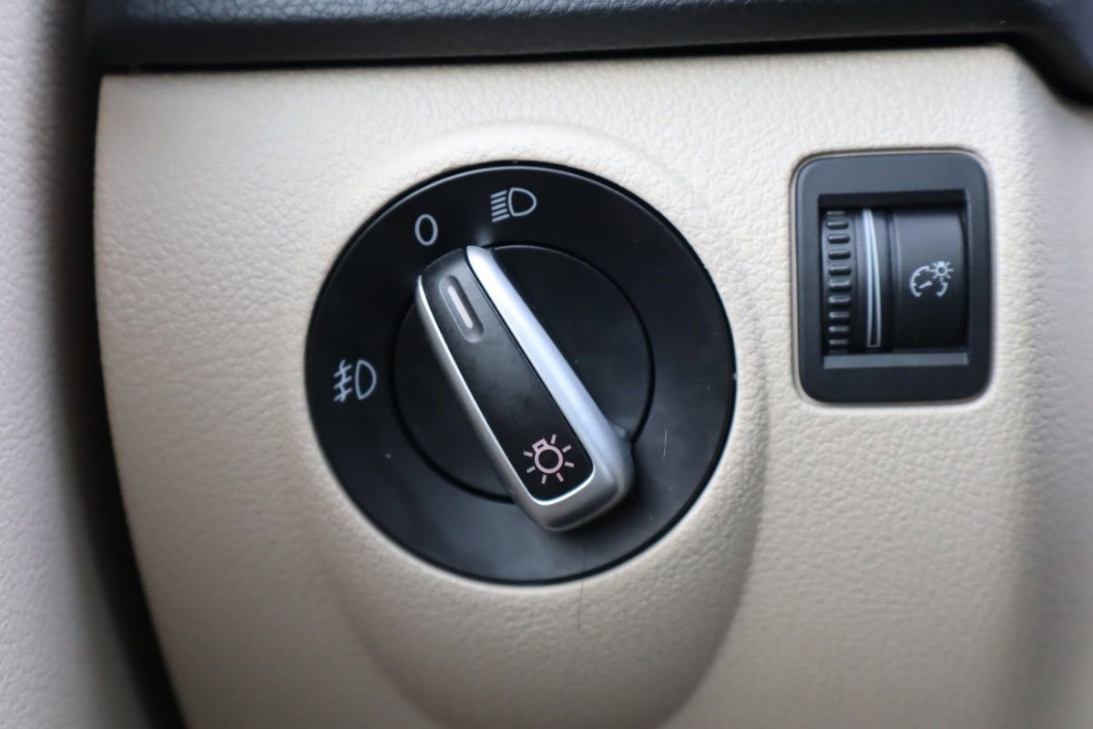 Used 2012 Volkswagen Tiguan S image 28