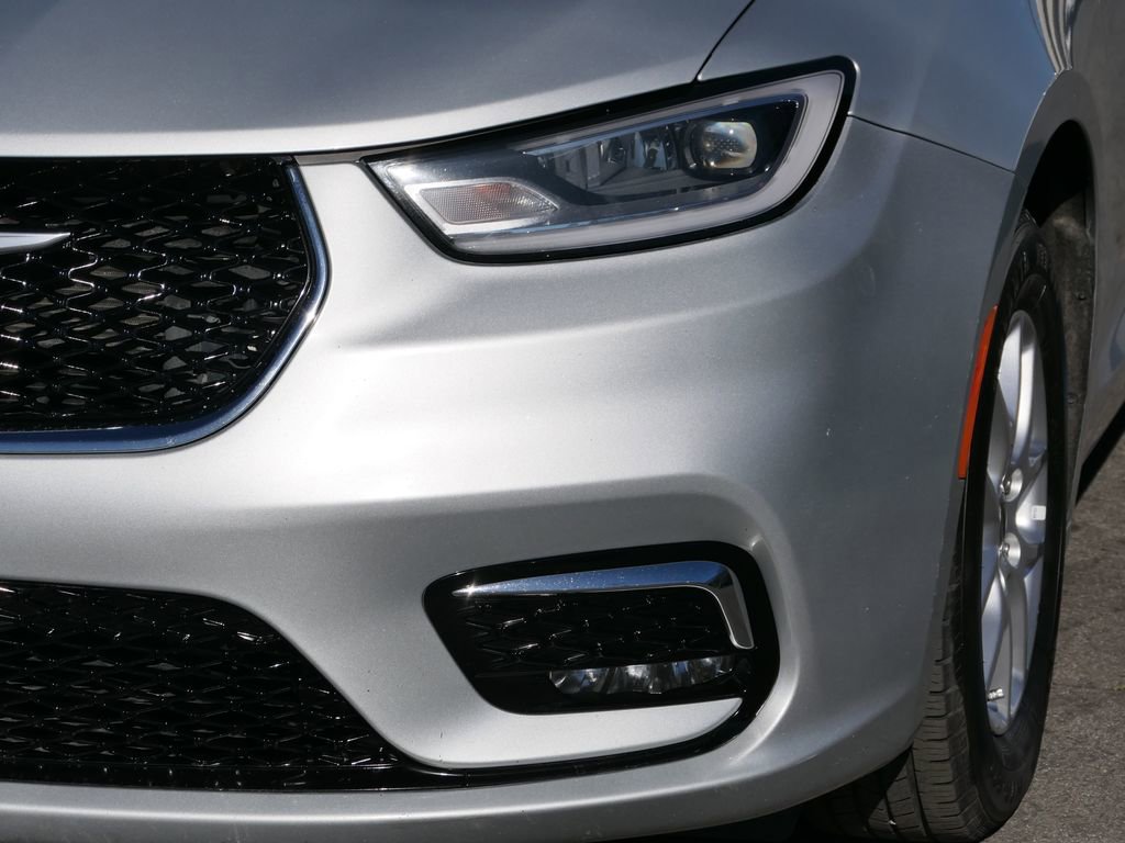 Used 2023 Chrysler Pacifica Touring-L image 8