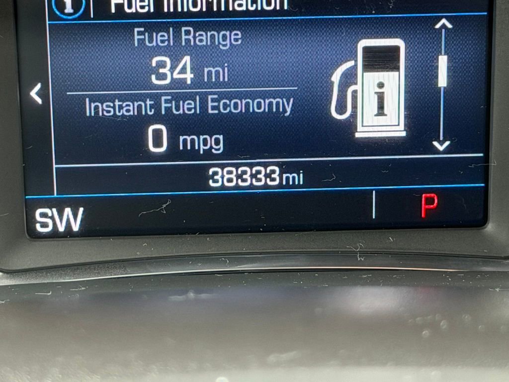 Used 2023 GMC Acadia SLE w/ Driver Convenience Package image 3