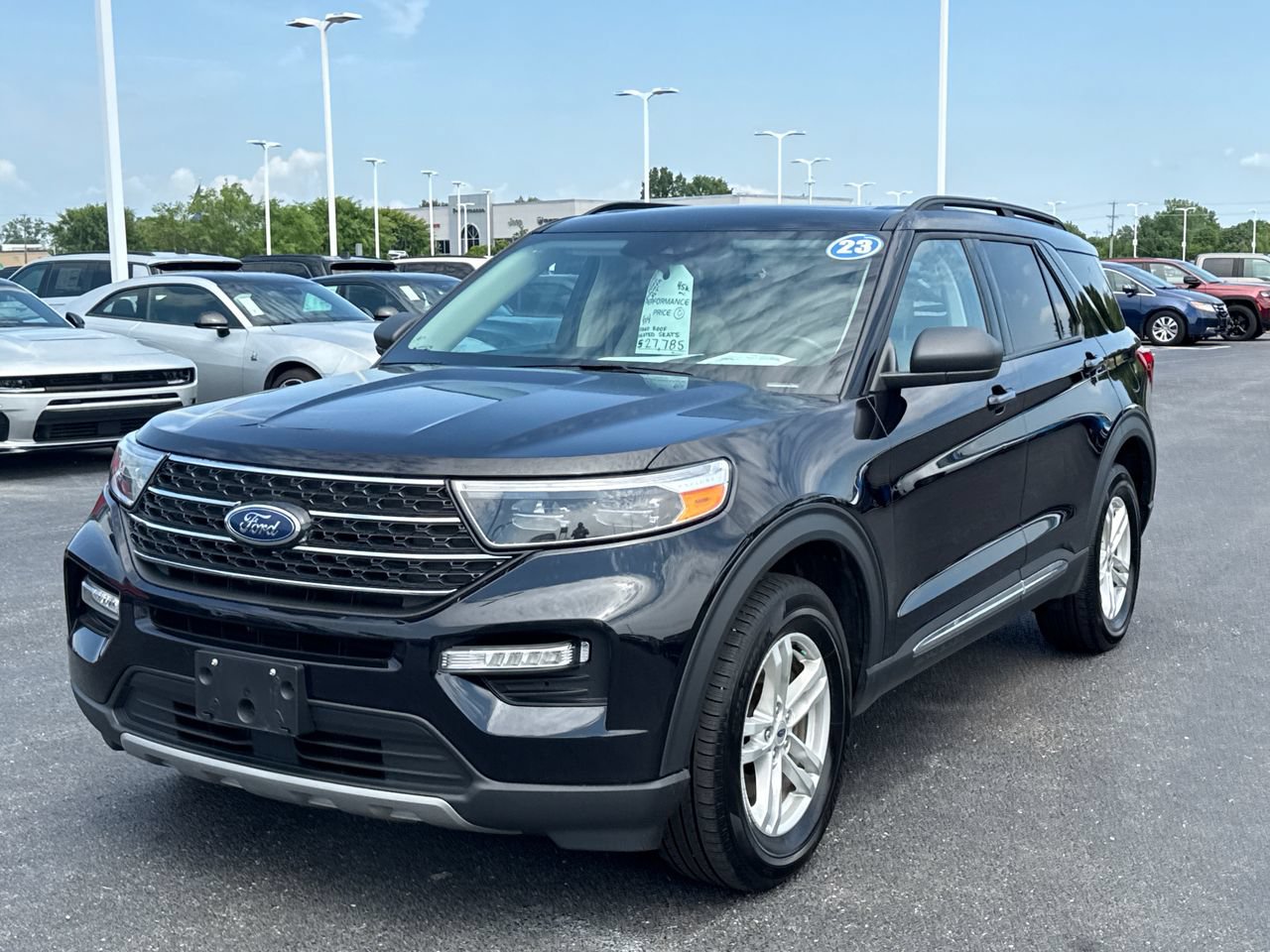 Used 2023 Ford Explorer XLT AWD/4WD image 7