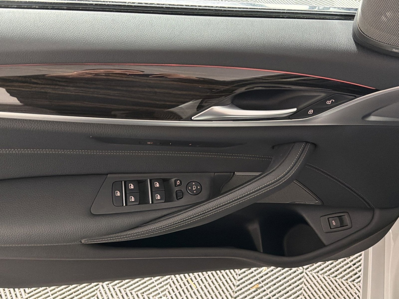 Used 2023 BMW 540i xDrive w/ Premium Package image 15